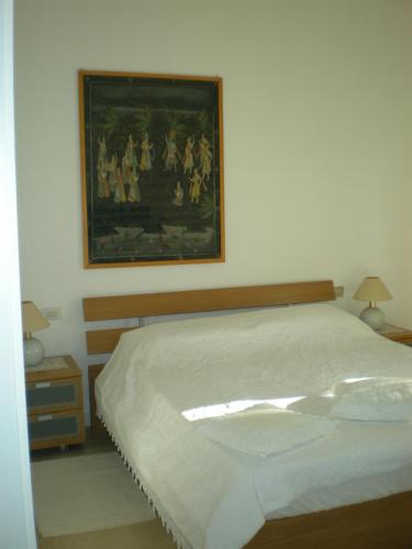 MozzoにあるCasa Dorotinaのベッドルーム1室(壁に絵画が描かれたベッド1台付)