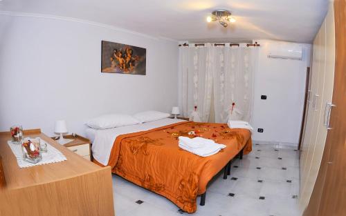 - une chambre avec 2 lits et une table dans l'établissement Welcome House, à Naples