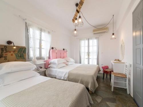 Postel nebo postele na pokoji v ubytování Evi Rooms