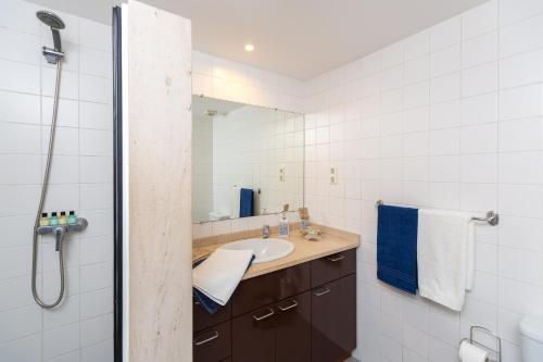 un bagno con lavandino e doccia di Casa dos Avós by Rent2U, Lda a Funchal