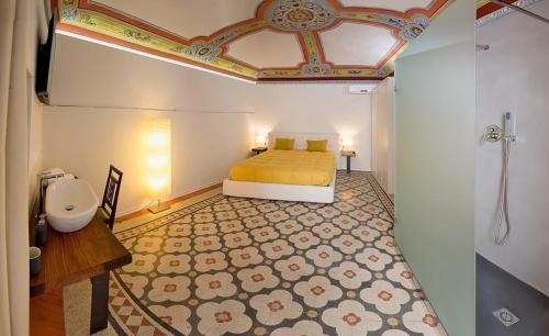 シャッカにあるResidenza Saviannaのベッドルーム1室(ベッド1台付)、バスルーム(シャワー付)が備わります。