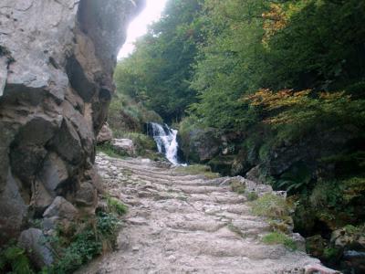 フェレチョサにあるEl Molin de Eloyの山の滝の横の岩道