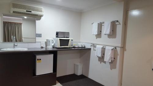 A kitchen or kitchenette at The Commercial Hotel Motel