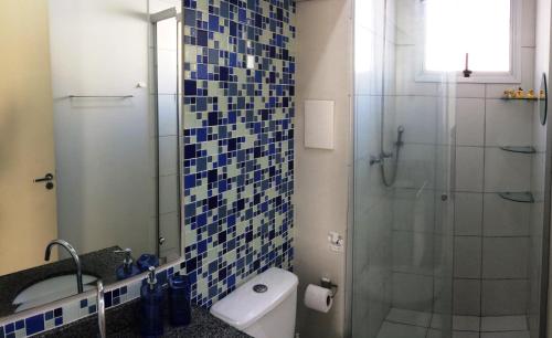 a bathroom with a shower and a toilet and a sink at Apt 1D Aeroporto/Arena in Porto Alegre