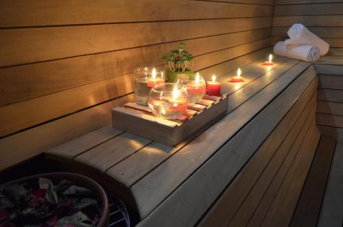 a row of candles on a bench in a sauna at Hotel Florida Sinú in Montería