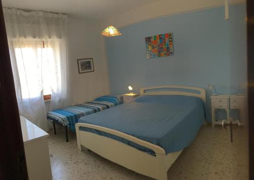 マルチェッリにあるCase Giannaのベッドルーム1室(ベッド2台、窓付)