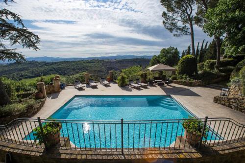 En udsigt til poolen hos Argiano Dimore Wine Relais eller i nærheden
