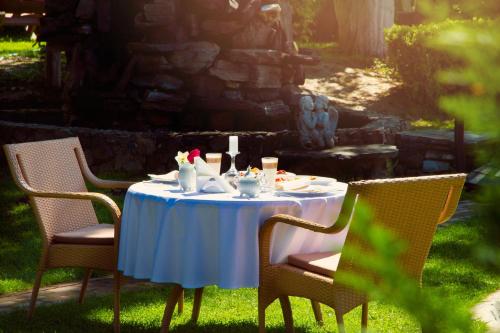 a table with a blue table cloth on it at Pensiunea Ghiocelul in Avrig