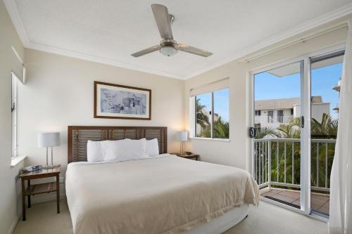 Un pat sau paturi într-o cameră la Ocean Vista On Alex