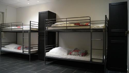 Cette chambre comprend 3 lits superposés. dans l'établissement PREMIUM Hostel, à Berlin