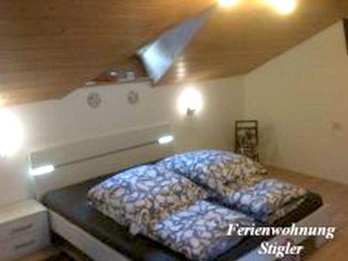 una camera da letto con un letto in una stanza di Ferienwohnung Stigler a Eisenberg