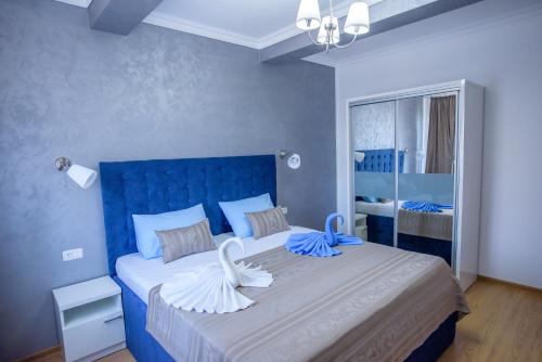 ママイアにあるCosmina Residenceの青いベッドルーム(白鳥の大型ベッド付)