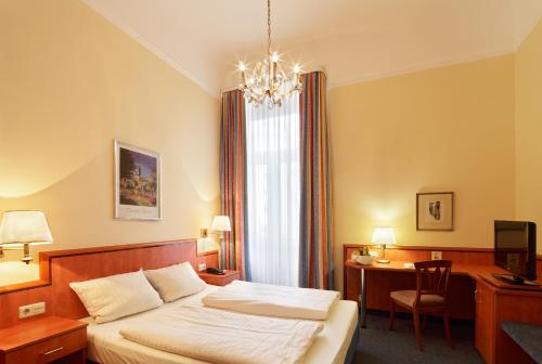 A bed or beds in a room at Centro Hotel National Frankfurt City