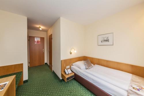 Postel nebo postele na pokoji v ubytování Hotel Strohgäu