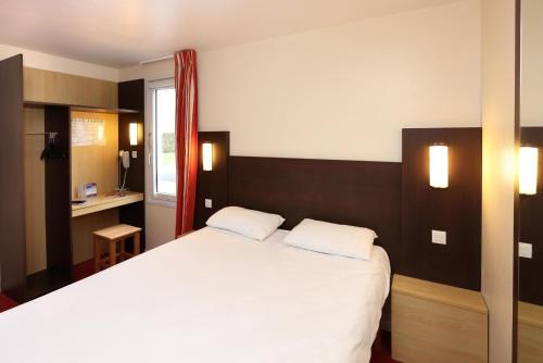- une chambre avec un grand lit et 2 oreillers blancs dans l'établissement Fasthotel Reims-Taissy, à Reims