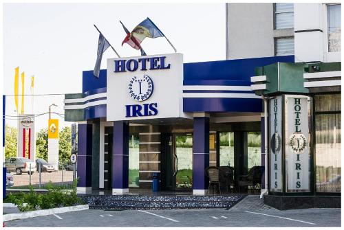 ein Hotel mit einem Schild auf der Vorderseite in der Unterkunft IRIS Hotel in Chişinău