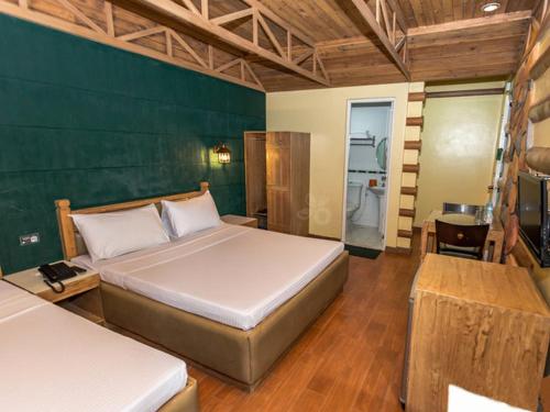 Llit o llits en una habitació de Urban Travellers Hotel