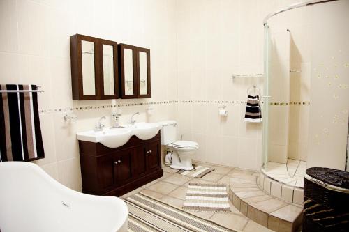 Ett badrum på Dei Gratia Guest House