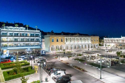 une ville avec des voitures garées dans un parking dans l'établissement Phoenix Hotel, à Zante