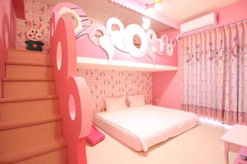 Ein Bett oder Betten in einem Zimmer der Unterkunft The Railroad Runs