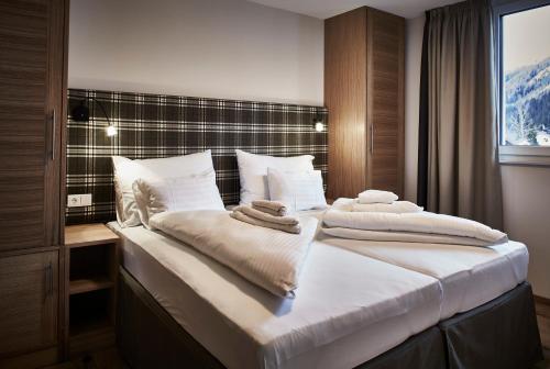 Postel nebo postele na pokoji v ubytování Silva Peak Residences Galtür - incl Sommer Premium Silvretta Card