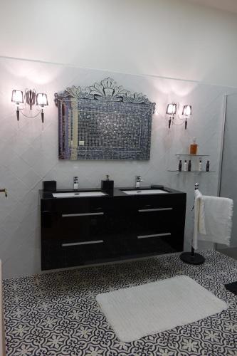 ペズナにあるHotel D´ Alfonceのバスルーム(黒い洗面台、鏡付)