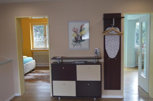 sala de estar con vestidor y puerta en Yeti Lux - Art Appartement, en Garmisch-Partenkirchen