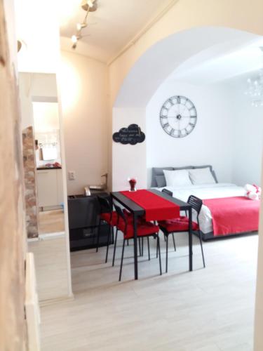 um quarto com uma mesa, cadeiras e uma cama em Charming Apartment Beautiful View em Zagreb