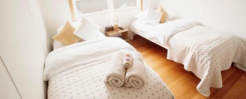 - 2 lits avec serviettes dans une chambre dans l'établissement Beeches By The Sea, à Apollo Bay