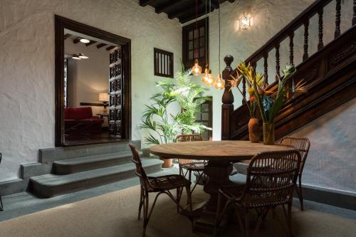 拉斯帕爾馬斯的住宿－Casa Espiritu Santo，一间带木桌和椅子的用餐室