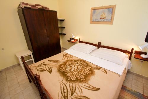 Un dormitorio con una cama con una flor. en Vila Agazio, en Gornje Selo