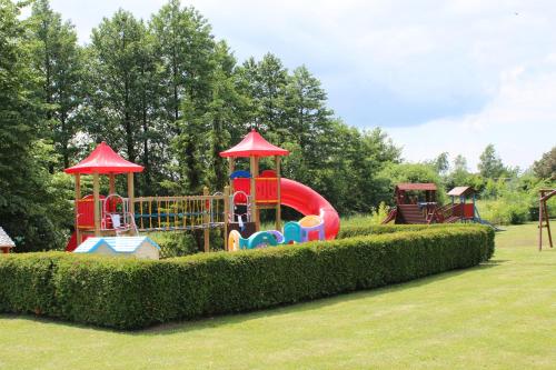 einen Park mit Spielplatz mit Spielset in der Unterkunft Ferienwohnanlage Schwabe mit Schwimmbad in Rerik