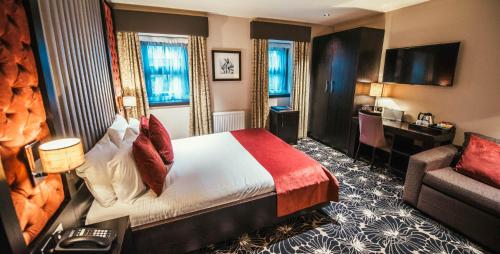 um quarto de hotel com uma cama e um sofá em The Torrance Hotel em East Kilbride