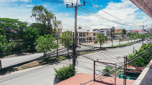 vue d'une rue depuis un balcon dans l'établissement Muster Guesthouse, à Phra Nakhon Si Ayutthaya