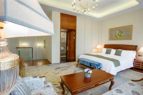 Кровать или кровати в номере Hotels & Preference Hualing Tbilisi