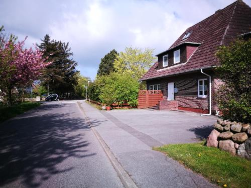 una casa en una calle con entrada en Ferienhaus Nadja, en Westerland