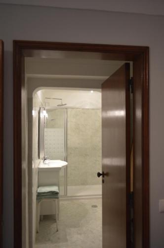 a bathroom with a sink and a shower with a mirror at Boa Vista in São Bartolomeu de Messines