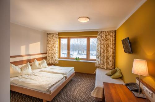 a hotel room with a bed and a window at Wirtshaus Gruber Weitenegg in Emmersdorf an der Donau