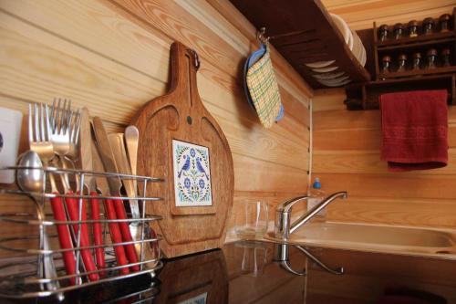 ソルタヴァラにあるLog cabin in the centerのキッチン(シンクの横の壁に木製スプーン付)