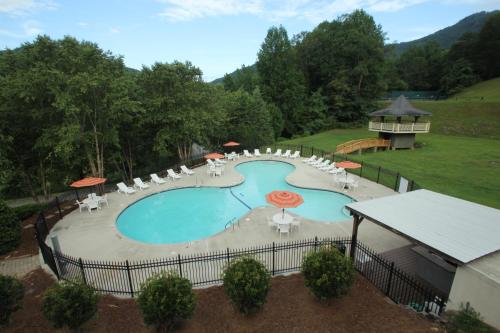 an overhead view of a pool with chairs and umbrellas at Kingwood Resort & Winery in Clayton