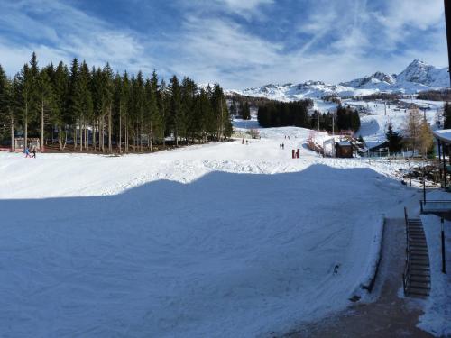 a snow covered ski slope with people skiing on it at Tournavelles Arcs 1800 in Bourg-Saint-Maurice