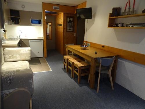 a room with a kitchen and a table with chairs at Tournavelles Arcs 1800 in Bourg-Saint-Maurice