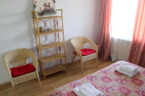トゥデラにあるTudela y Bardenas a tus piesの椅子2脚、ベッド1台、棚が備わる客室です。