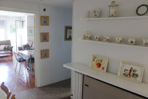 uma sala de estar com um balcão e prateleiras na parede em Tudela y Bardenas a tus pies em Tudela