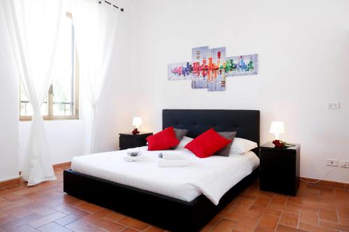 ローマにあるRhome Away Trastevere - Saffiのベッドルーム1室(大型ベッド1台、赤い枕付)