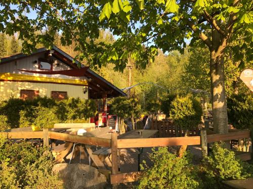 a wooden fence in front of a house at Ferienhaus Lilly am Silbersee in Frielendorf