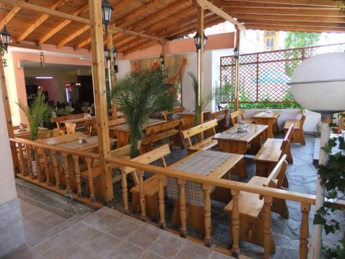 オブゾルにあるGuest House Liliaの木製テーブルと椅子が備わるレストラン