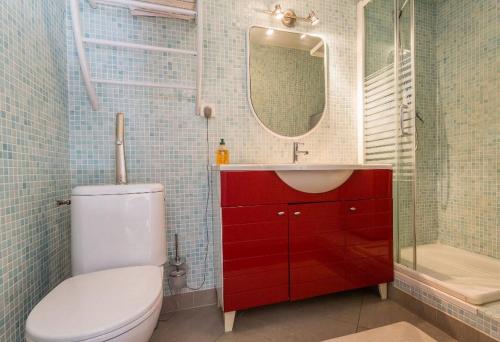 une salle de bain avec toilettes, lavabo et miroir dans l'établissement Pied à Terre en Ville, à Marseille