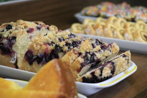 een tafel met een bord bosbessen muffins bij Pousada Serra Valle in Gramado
