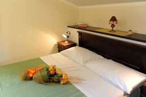 a bedroom with a bed with a wooden headboard at Appartamenti Greso in Custonaci